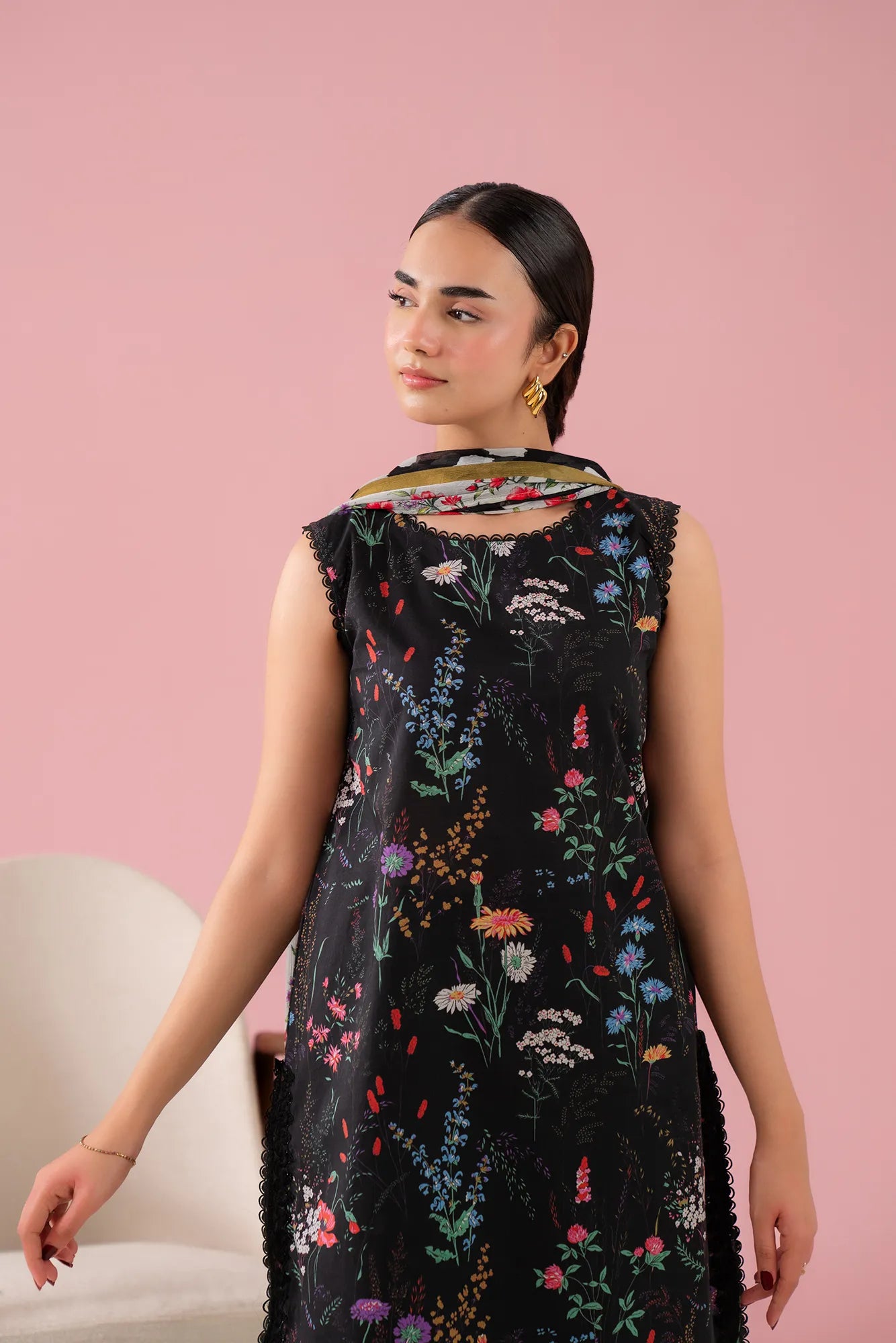 Stylish 3 piece lawn suit for women in Lahore Fortress Stadium – embroidered organza border with chiffon dupatta