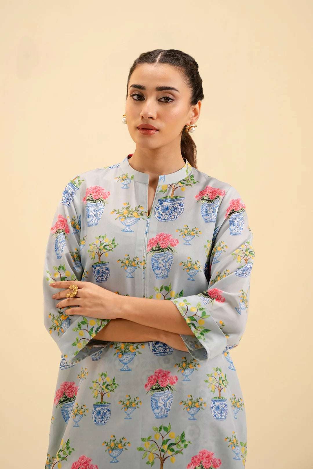 Stylish Pakistani kurta set – lightweight fabric perfect for daily wear.