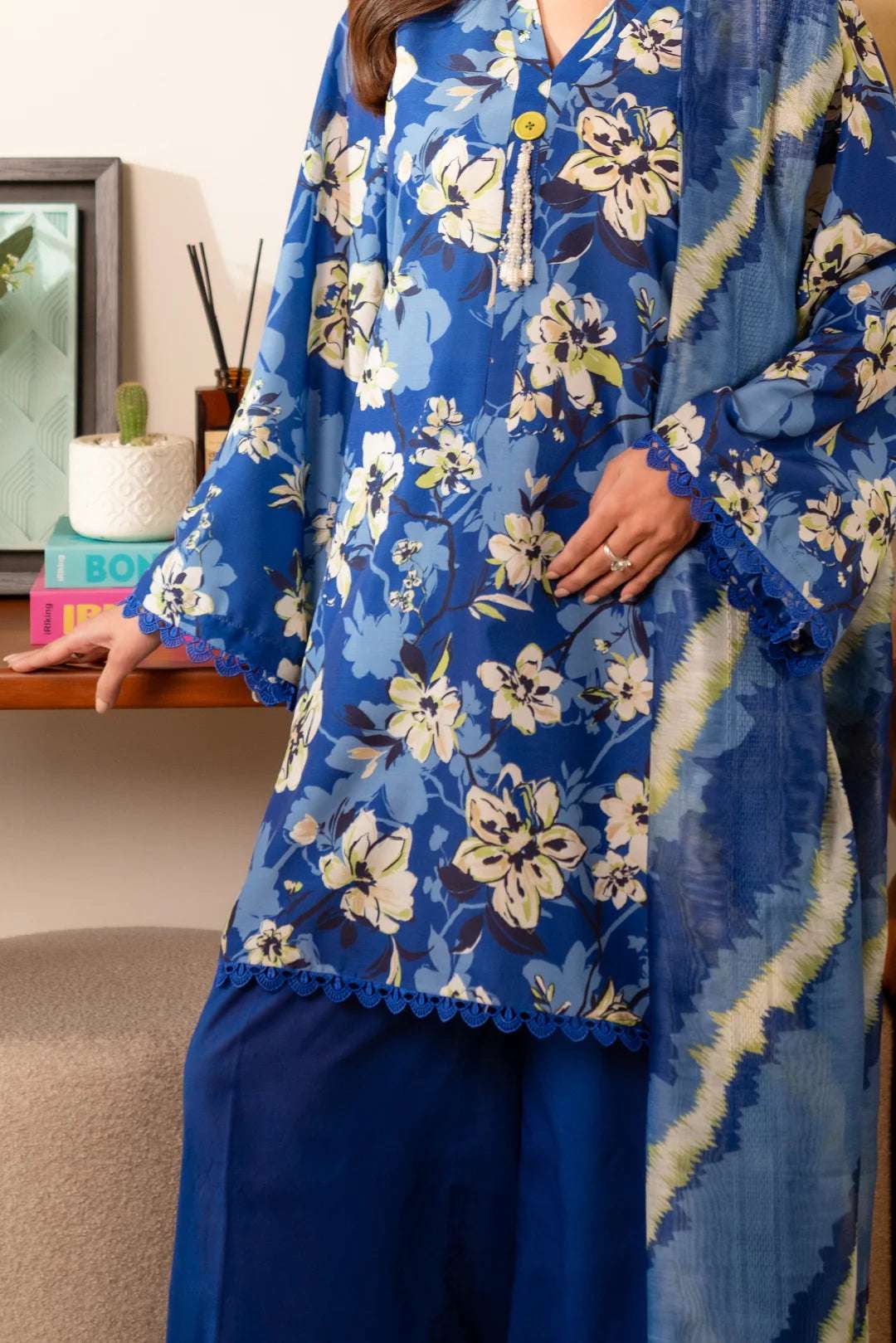 Trendy Pakistani 2-piece outfit – breathable cambric Kameez and lightweight leno monark dupatta.