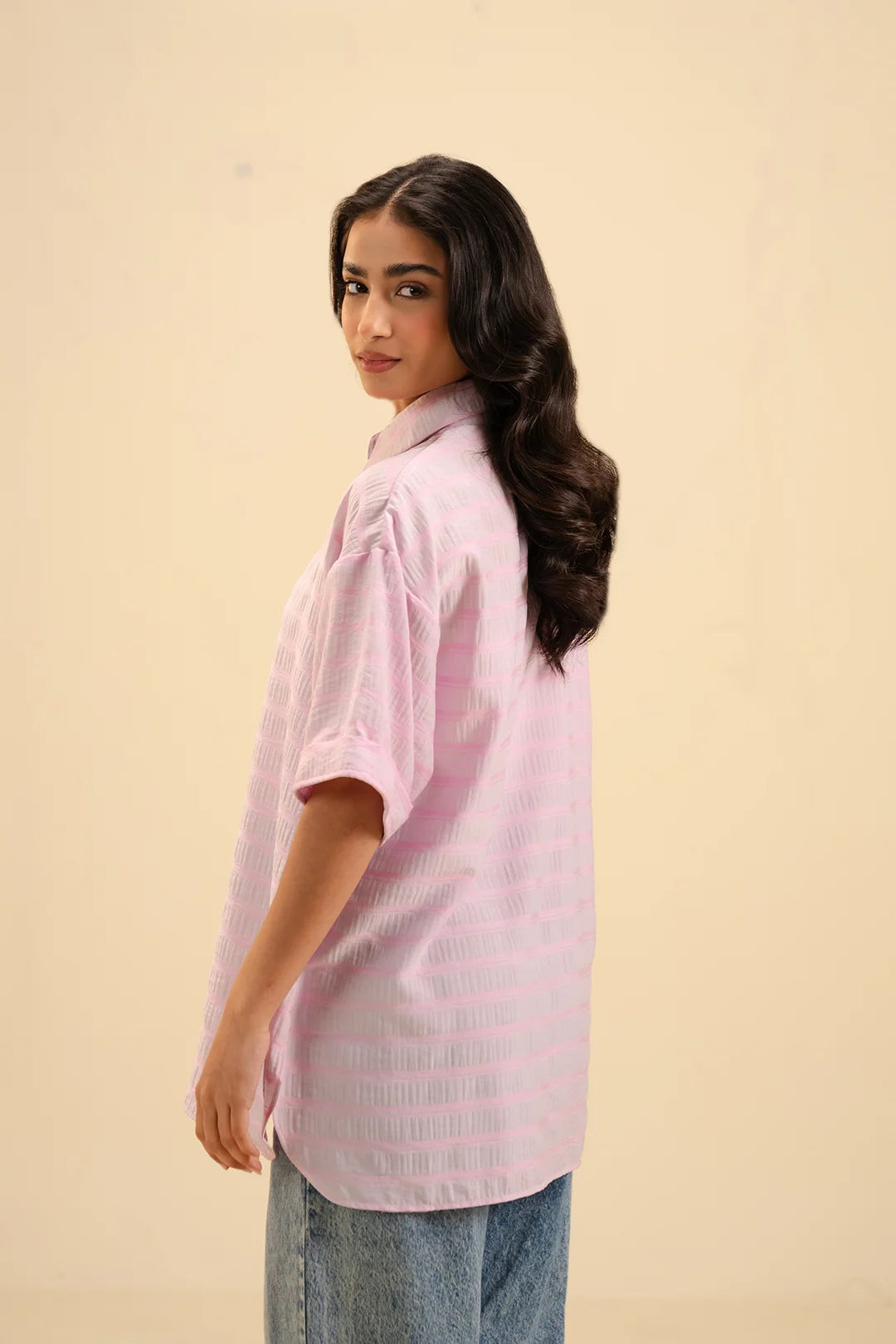 Trendy long-sleeve pink button-up shirt – effortless style for every season.