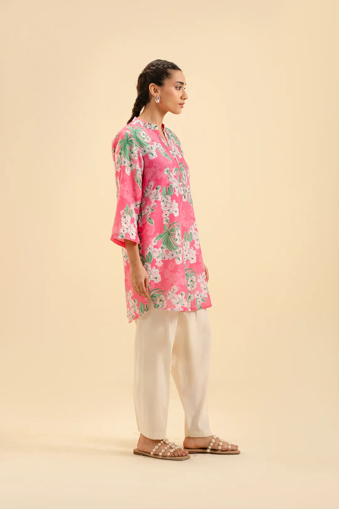 Trendy pink printed kurta for women – casual and chic Pakistani fashion.