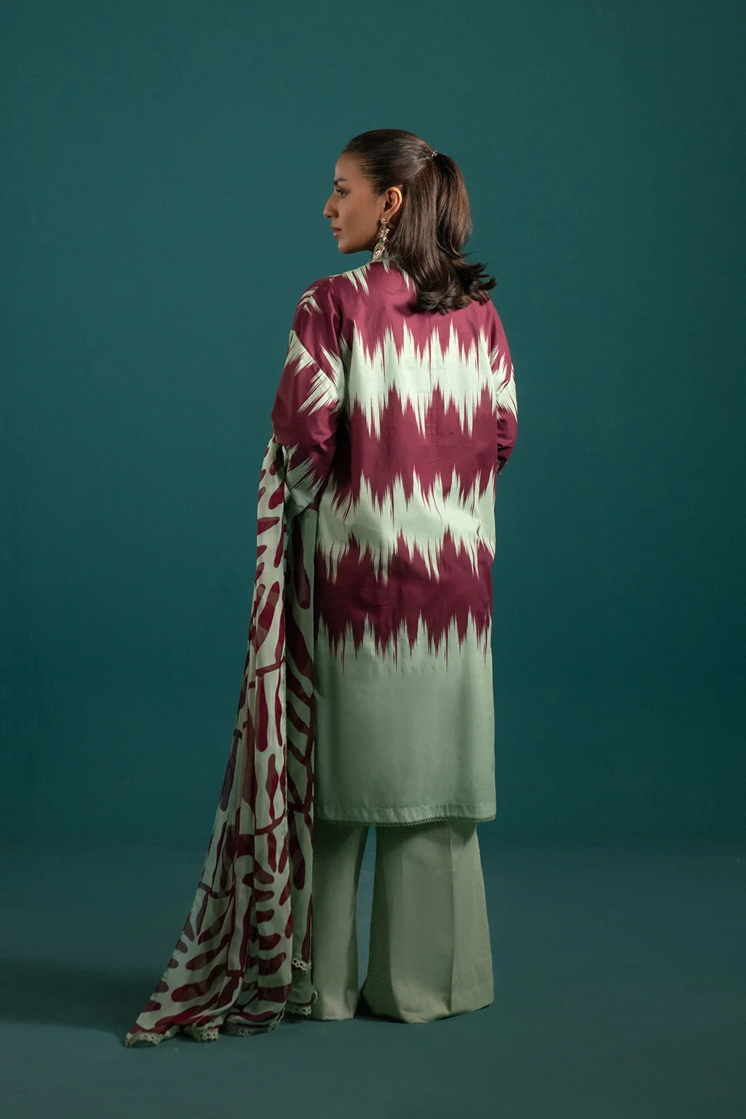 Trendy three piece lawn suits in Pakistan – apple green and maroon printed lawn shirt with chiffon dupatta and dyed cambric trouser for a stylish touch.