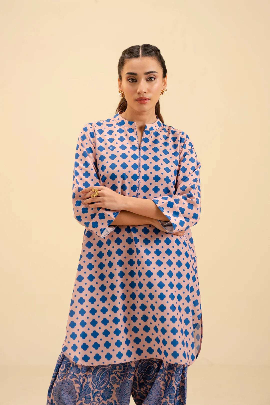 Trendy women's fashion – printed shirt and shalwar set for a sophisticated look.