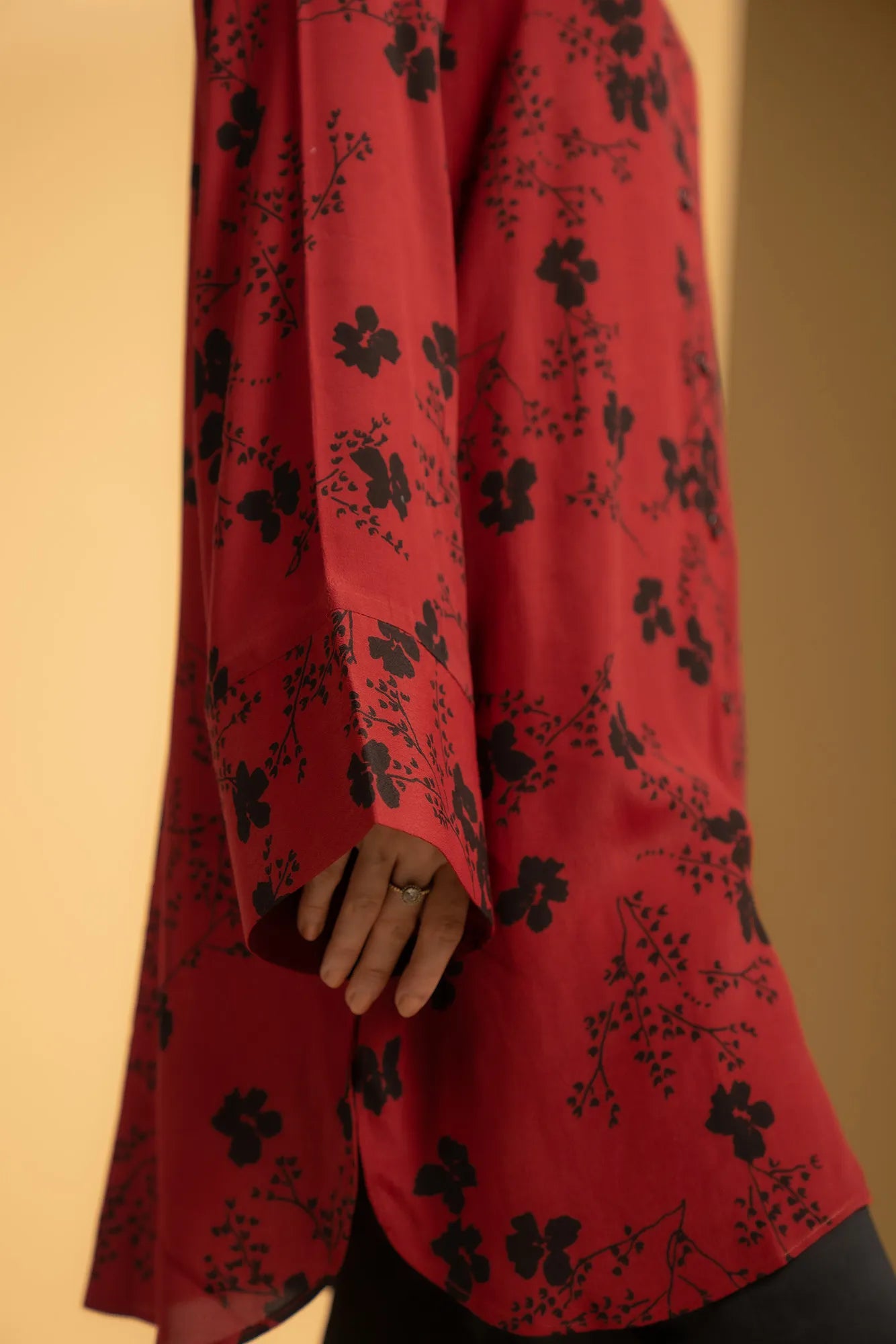 Trendy women’s printed linen shirt in red with floral print