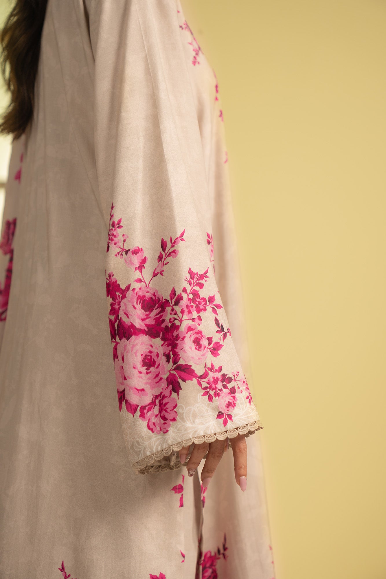 Unstitched 3-piece linen suit for women, digital print shirt and dupatta in a modern pattern, latest Pakistani fashion