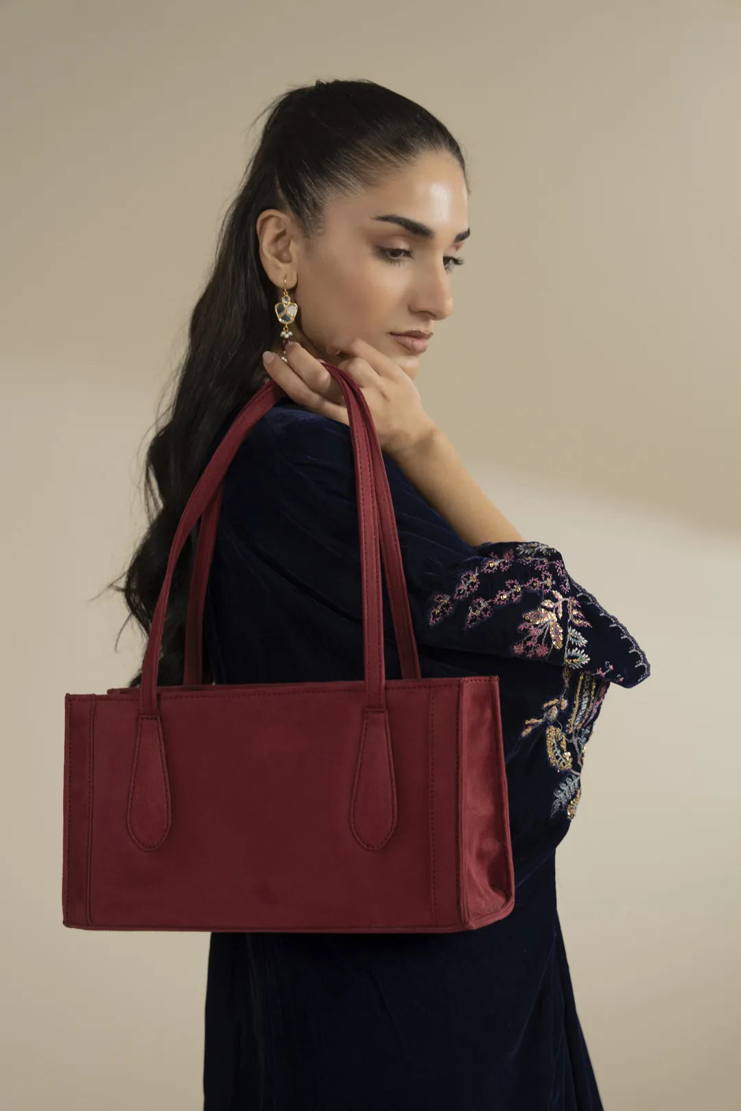 Maroon Handbag Pret Fall - 25