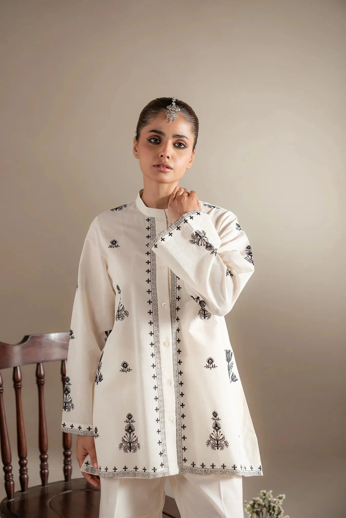What are the top trends for stylish black and white dress collections suitable for Muharram