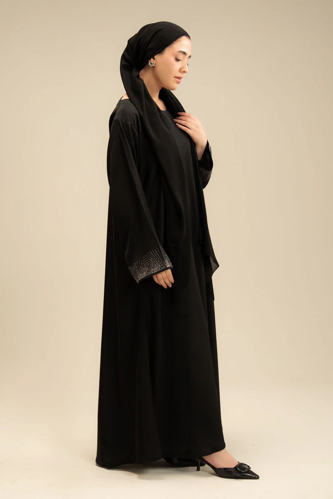 Woman wearing black abaya – elegant everyday modest fashion Pakistan