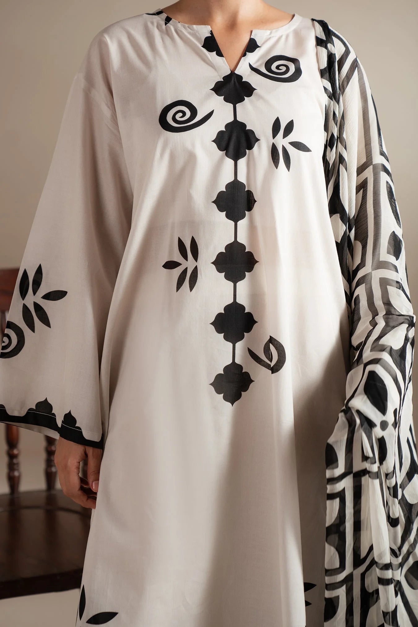 Women_s_stitched_3_piece_lawn_suit_in_black_and_white_monochrome_printed_pret_collection.