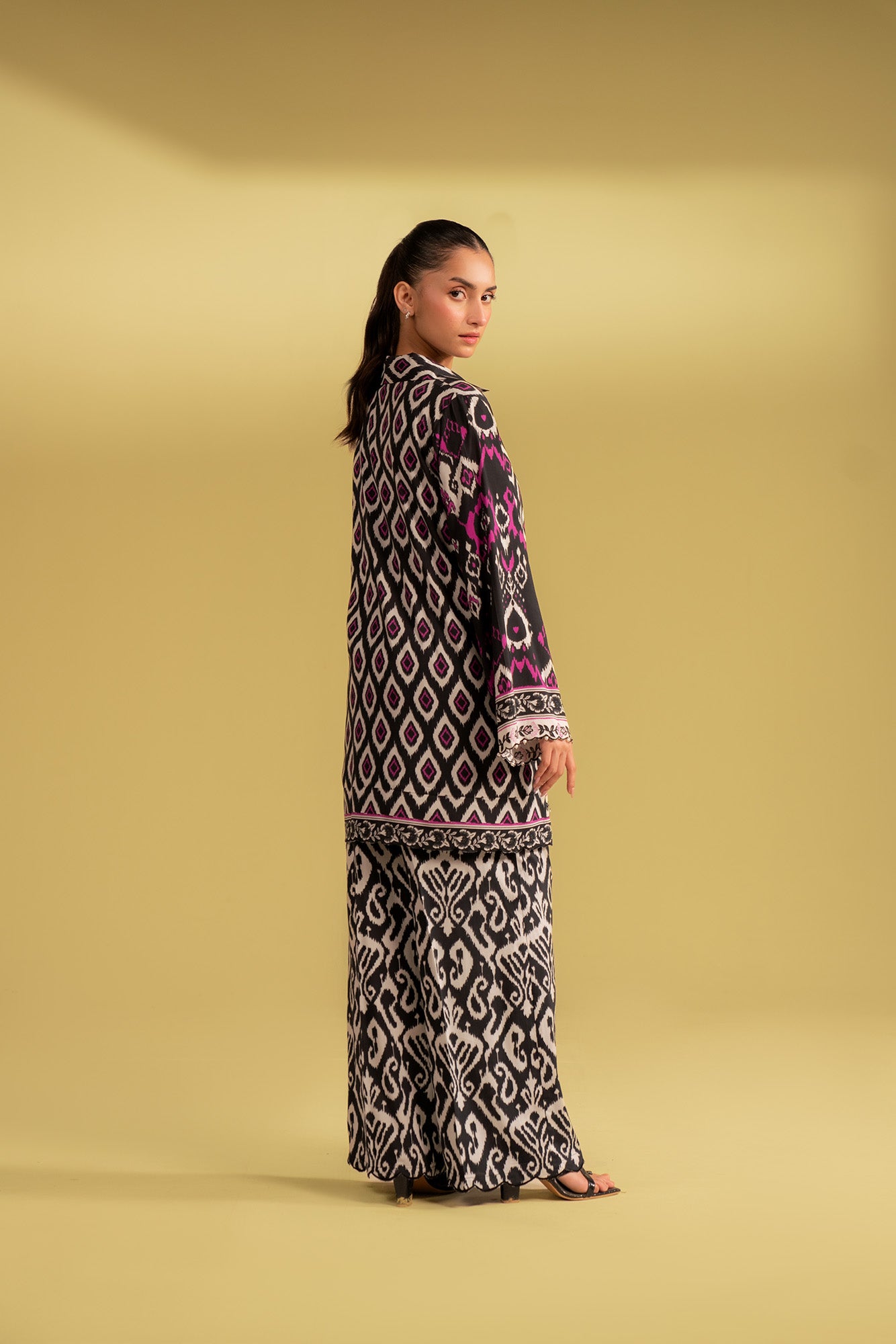 digital printed linen suit for women, 2 piece with black and white ikat pattern, trendy Pakistani dress design for summer