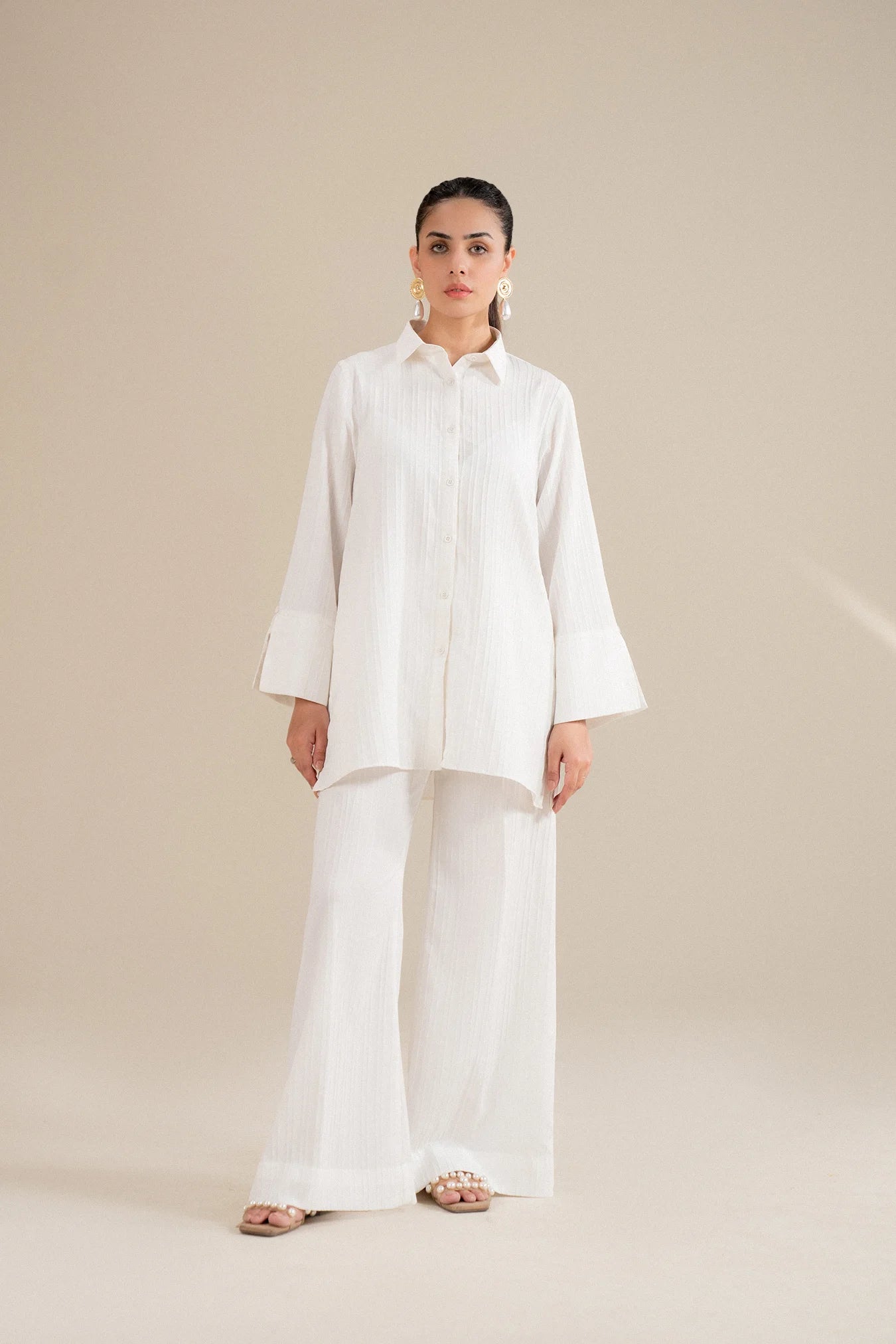 white lawn suit for women on Azadi Sale 2025 in Pakistan
