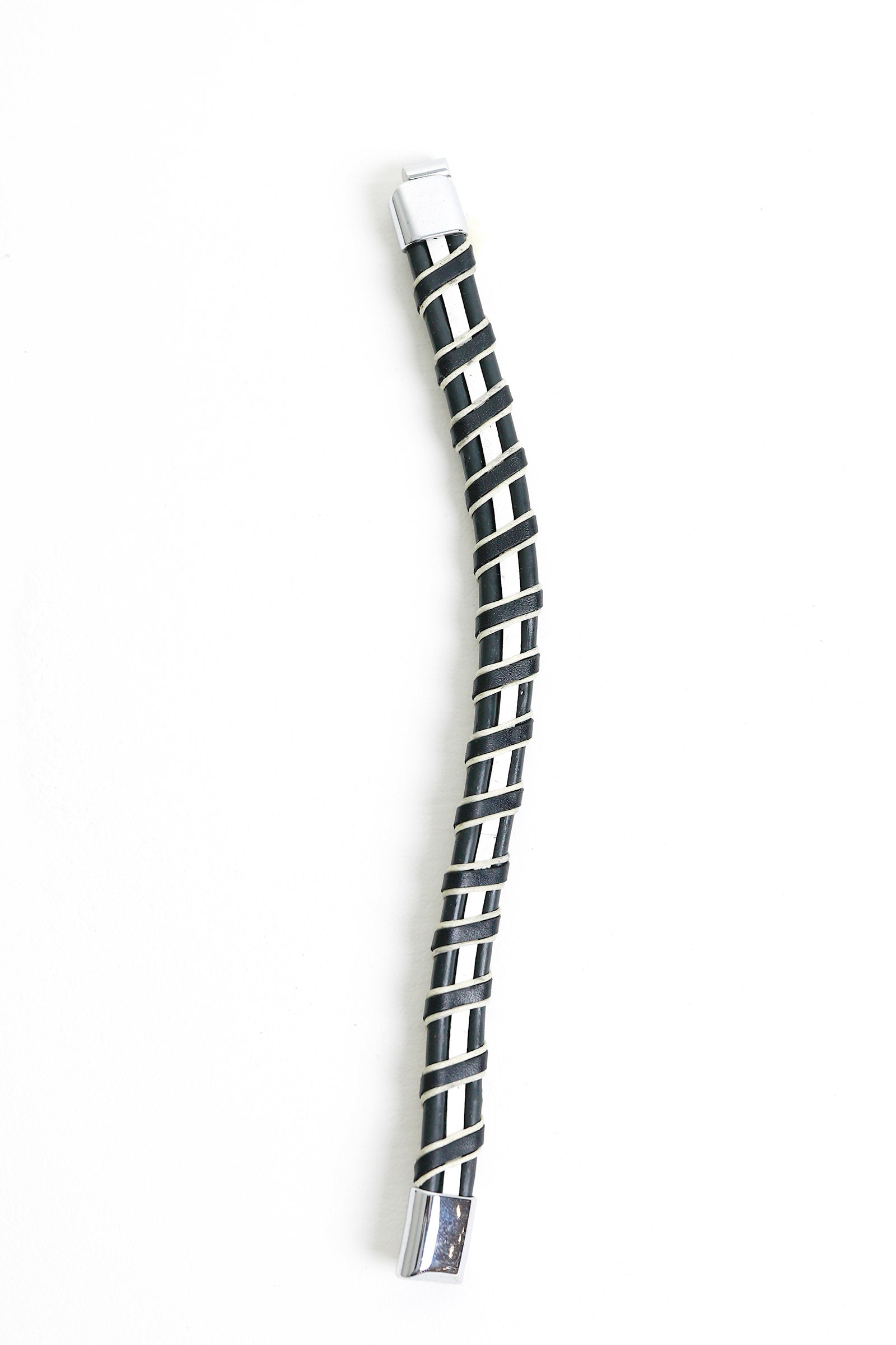 Bracelet Beyond East Official