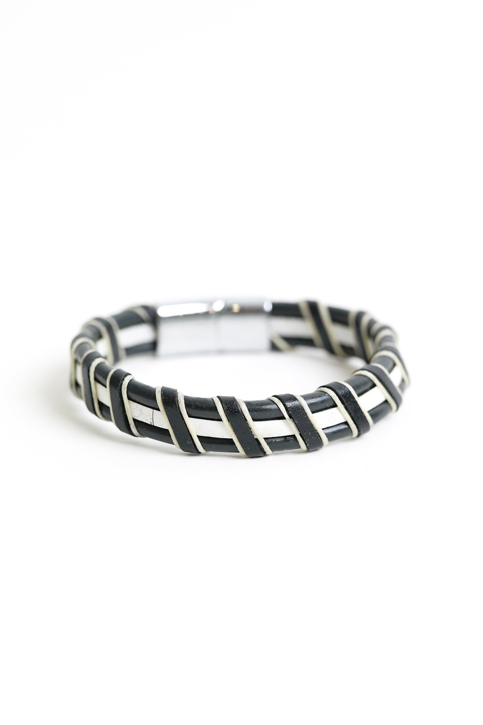 Bracelet Beyond East Official