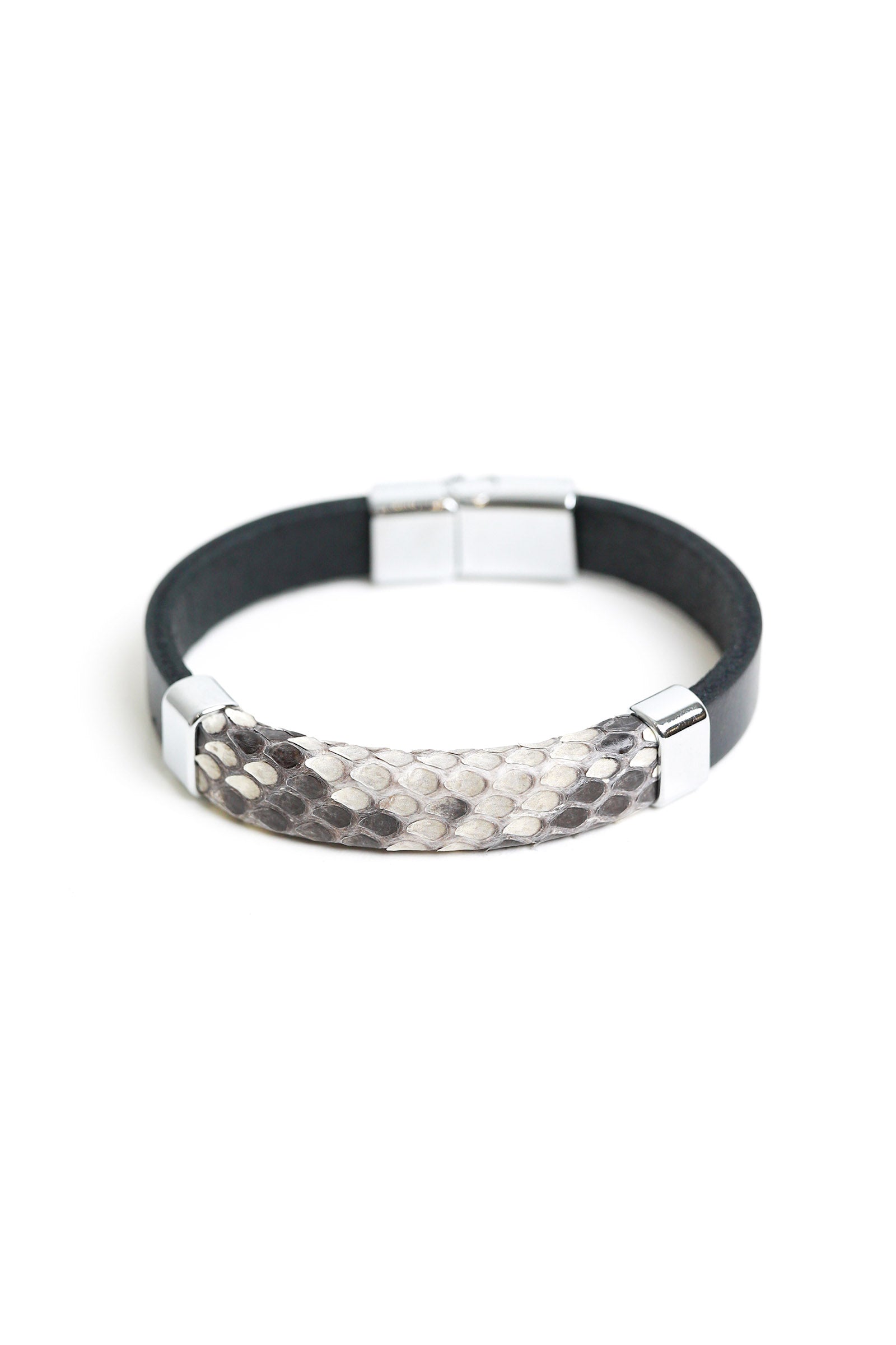 Bracelet Beyond East Official