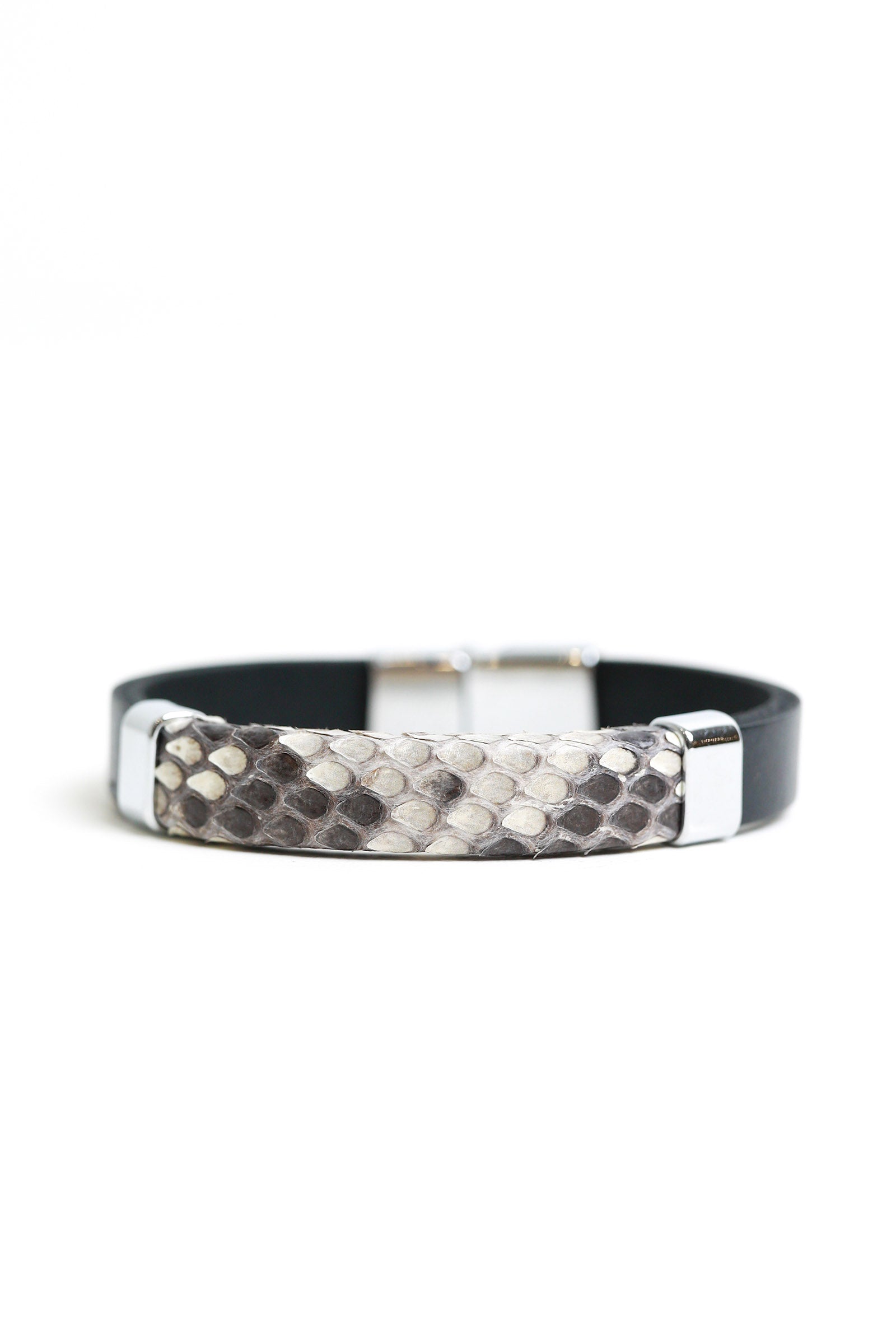 Bracelet Beyond East Official
